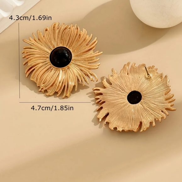 Elegant Flower Shaped Earring - Picture 3 of 3